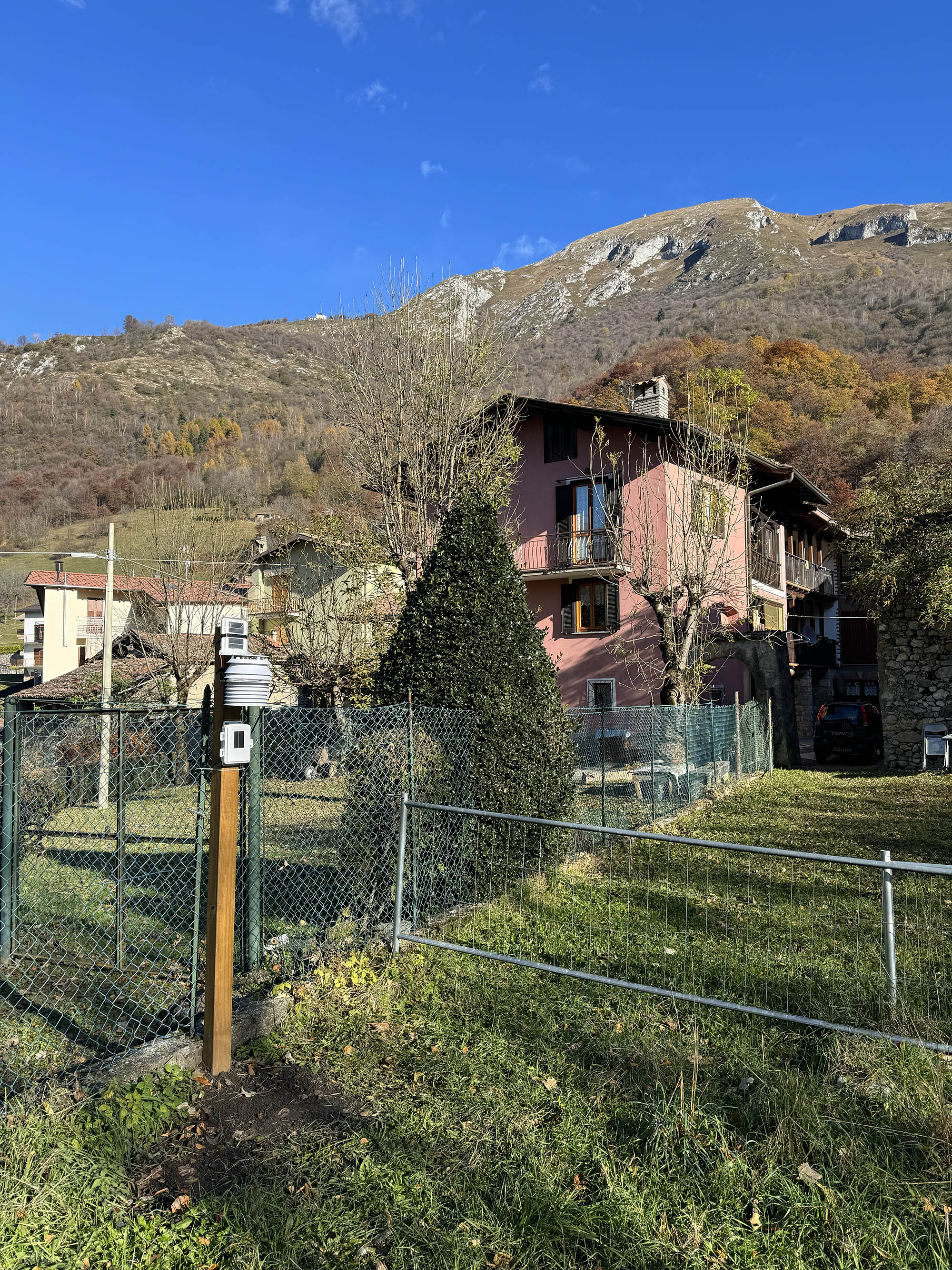 La stazione meteo posizionata sul prato